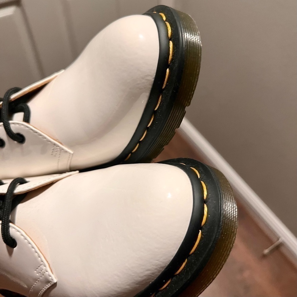Dr. MARTENS white patent leather oxfords. Size 8. NWOT - Picture 2 of 9